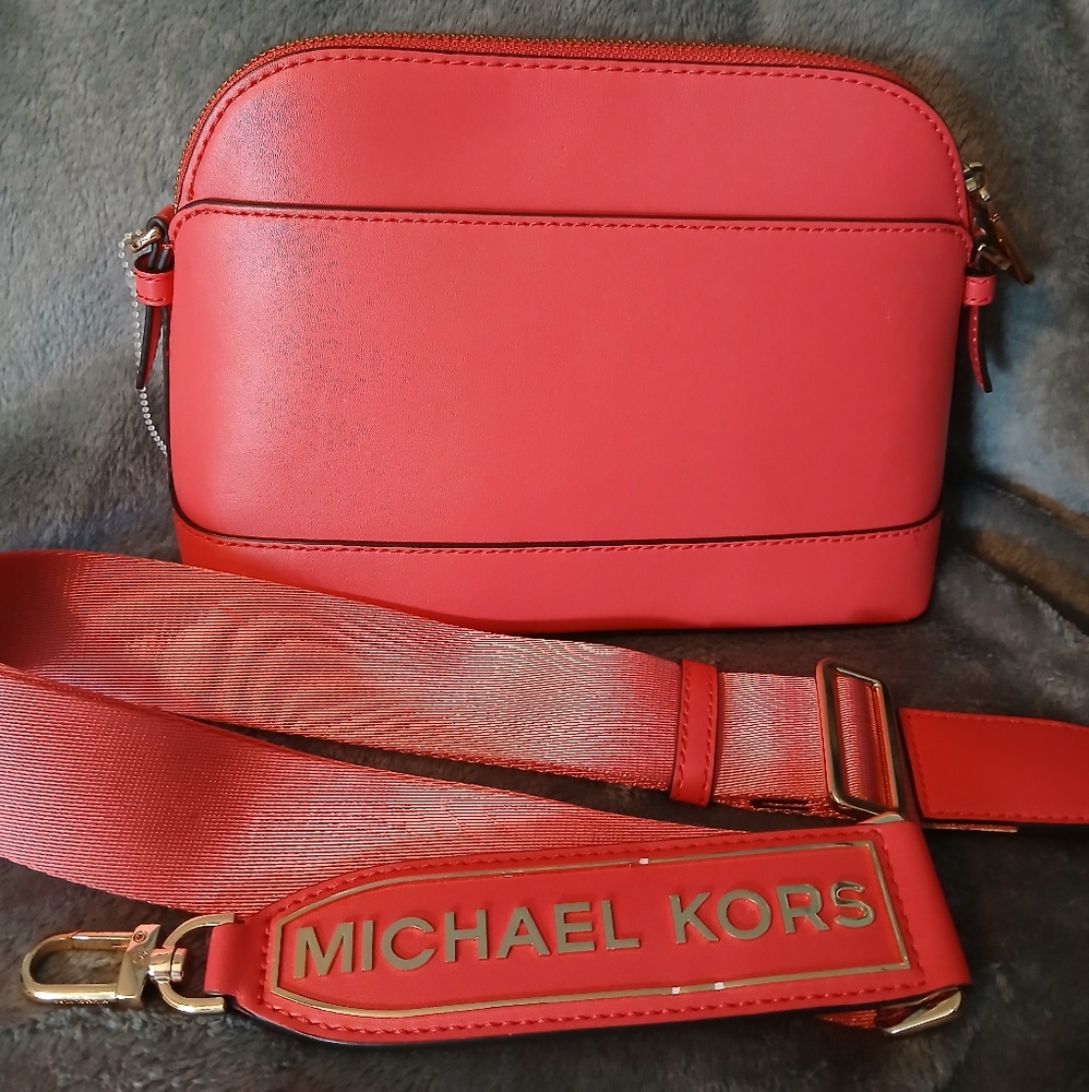 Fabulous Michael Kors Coral Crossbody - Picture 4 of 5